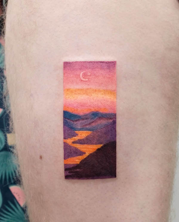 Il tatuaggio del paesaggio colorato all'orizzonte di @echo.tattoos