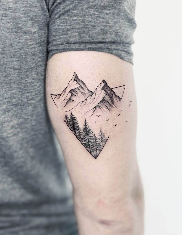 Tatuaggio Triangle mountains landscape di @mooody.ink