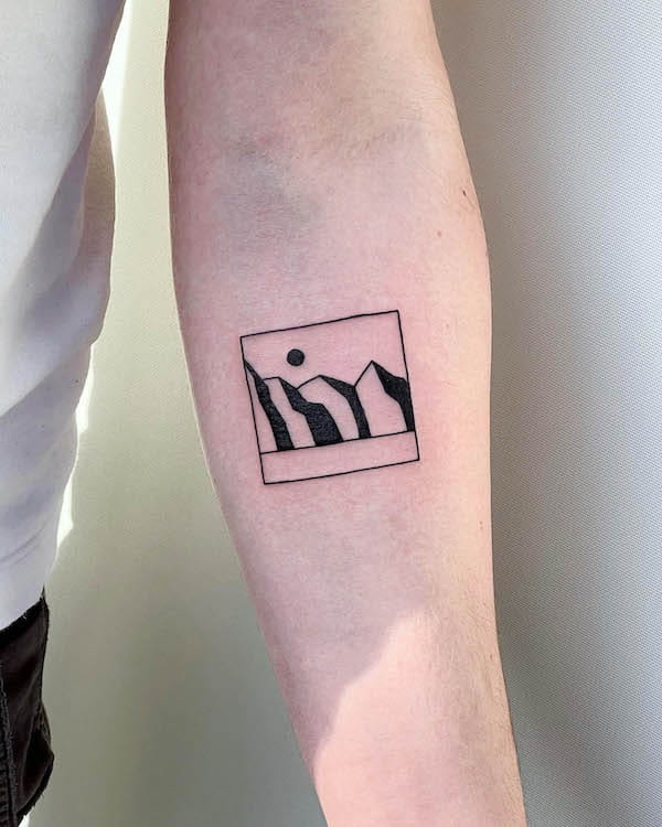 Tatuaggio di un semplice paesaggio in bianco e nero di @chinatown_stropky