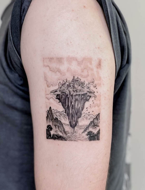 Il tatuaggio della manica con il paesaggio della città infernale di @leroygiesbers