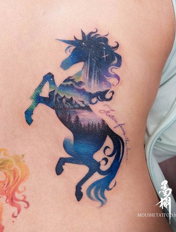 Tatuaggio con sagoma di unicorno stravagante di @wowwow019