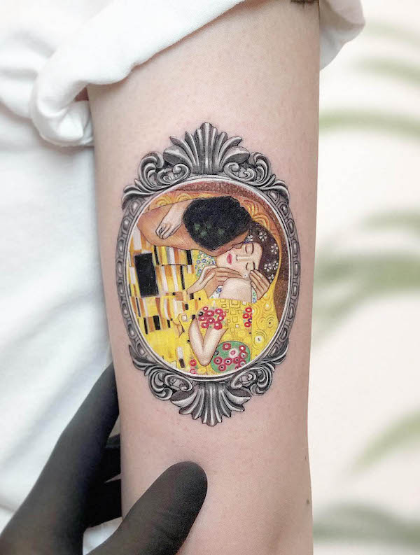 Tatuaggio con specchio di Gustave Klimt di @kozo_tattoo