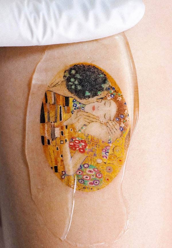 Tatuaggio Small The Kiss Gustave Klimt di @soltattoo