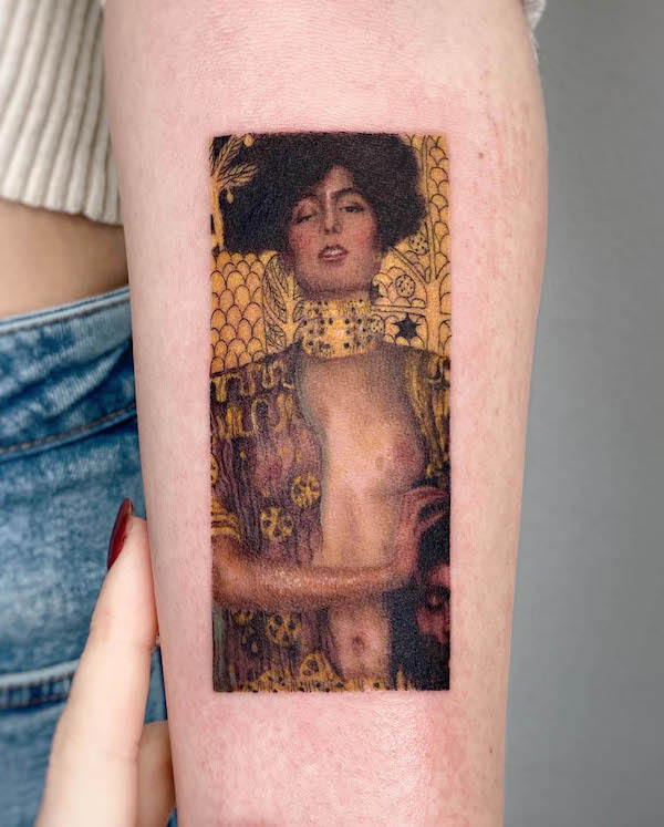 Giuditta e la testa di Oloferne tatuaggio di @lafragile_
