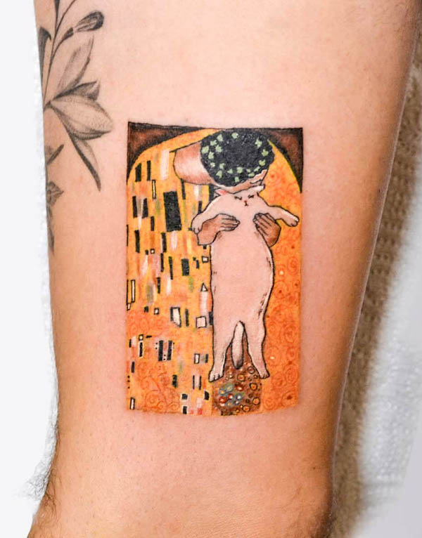 Tatuaggio creativo The Kiss per gli amanti dei gatti di @tamgallardo.tattoo