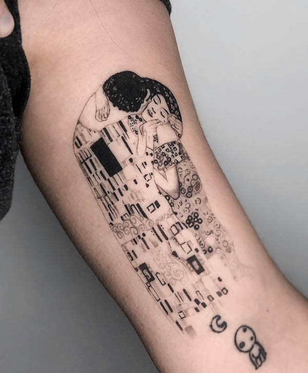 Tatuaggio bicipite Gustave Klimt nero e grigio di @tiago__dot