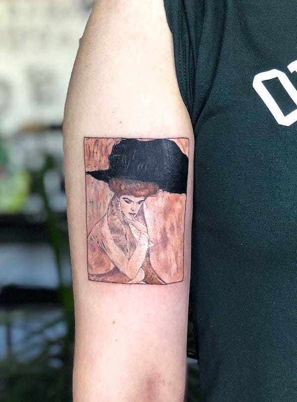 Il cappello di piume nere di @sashavorb_tattoo
