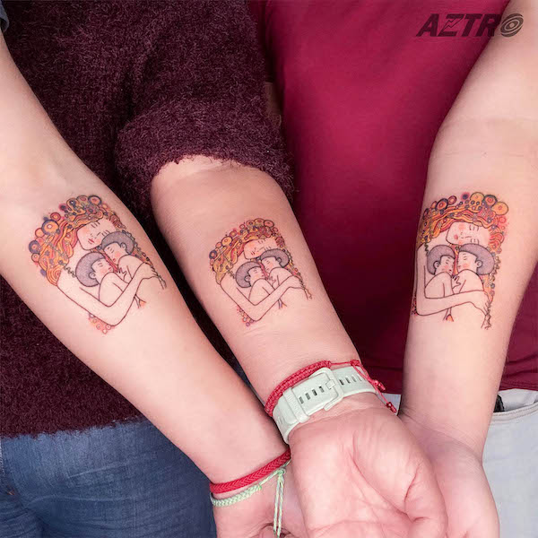 Tatuaggi di Gustav Klimt per madre e figli di @aztro_artz