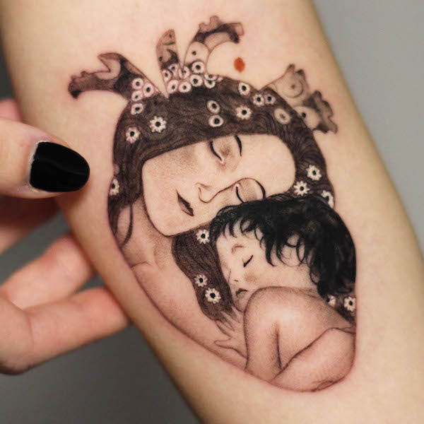 Tatuaggio con cuore di madre e figlio di @noir.tattooatelier