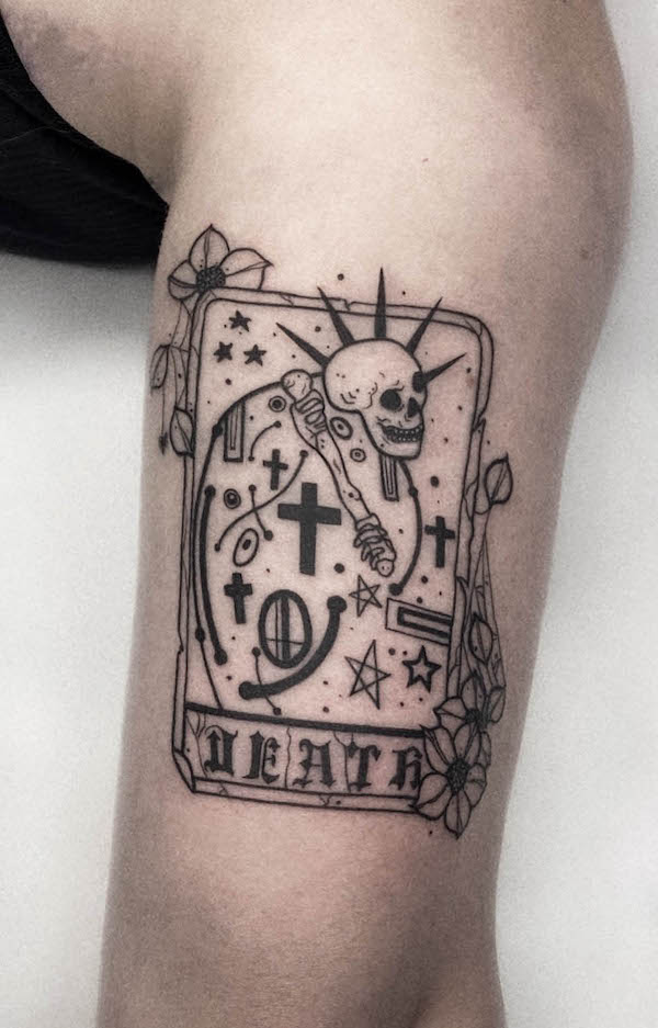 Tatuaggio con i tarocchi di Klimt Death and Light di @annaolivia.tattoo