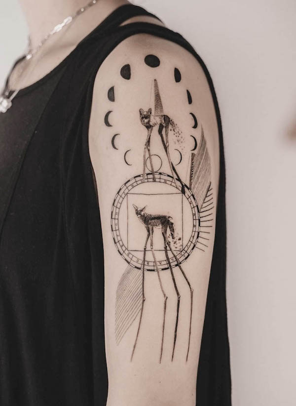 Tatuaggio a manica con luna e Dalì di @vacuo_studio