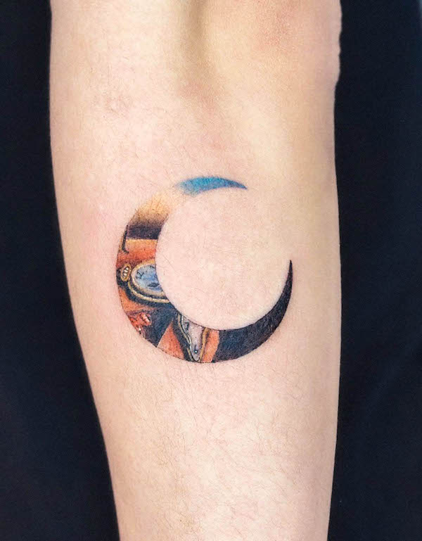 Il tatuaggio della luna Persistence of Memory di @dali_tattooer