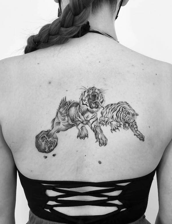 Volo di un'ape di @fent4.tatt