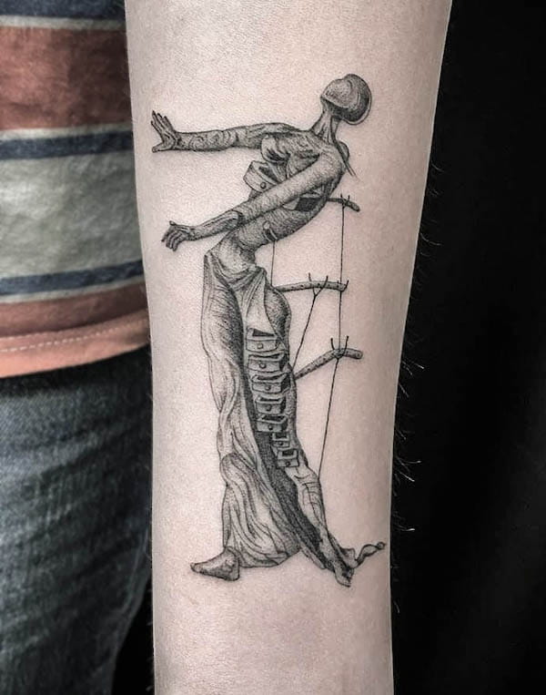 Il tatuaggio The Burning Giraffe Salvador Dali di @ironagestudios