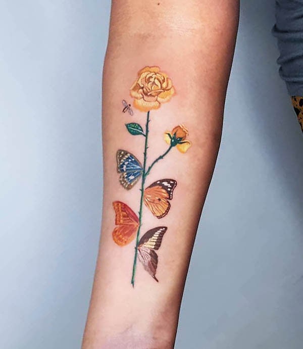 Il tatuaggio sull'avambraccio The Butterfly Rose Dali di @andrealina.tattoo