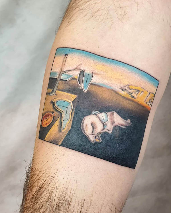 Il tatuaggio del braccio The Persistence of Memory di @vikidozsa_tattoo