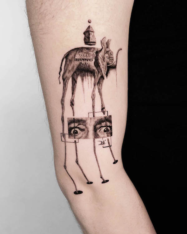 Tatuaggio in bianco e nero di Dalì sul braccio di @binofeyer