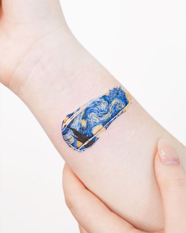 Tatuaggio da polso Starry Night di @hansantattoo