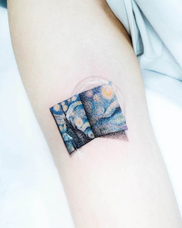 Un libro di notte stellata di @keenetattoo