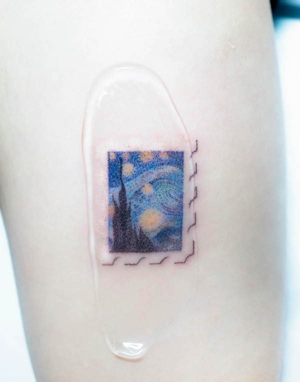 Tatuaggio con francobollo Starry Night di @keenetattoo