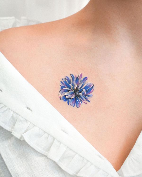 Tatuaggio della clavicola con fiore blu di @eden_tattoo_
