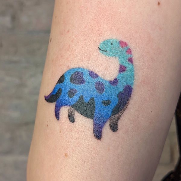 Simpatico tatuaggio a cartone animato di Brachiosaurus di @mafupoke