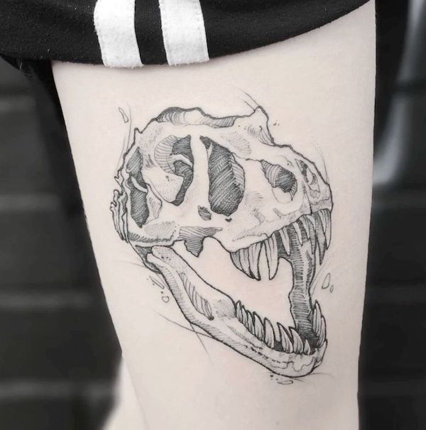 Tatuaggio del teschio di T-rex sulla coscia da @desmaytal.tattoo