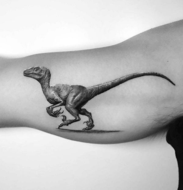 Tatuaggio del bicipite di Velociraptor super reale di @tattooeunb