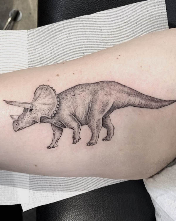 Tatuaggio del braccio di Triceratopo con dettagli mozzafiato di @gemicco