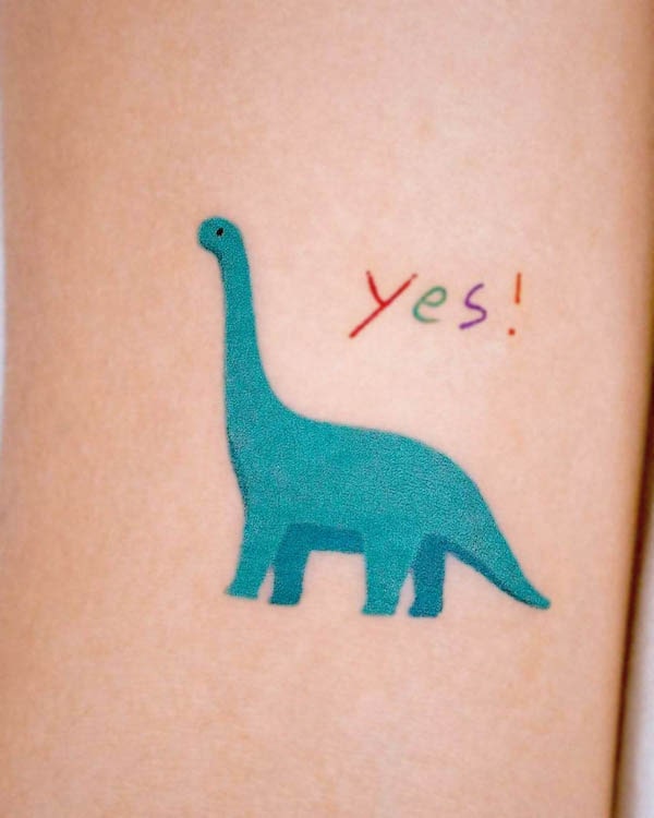 Sì! Tatuaggio di dinosauro di colore carino da @0chicken.tattoo