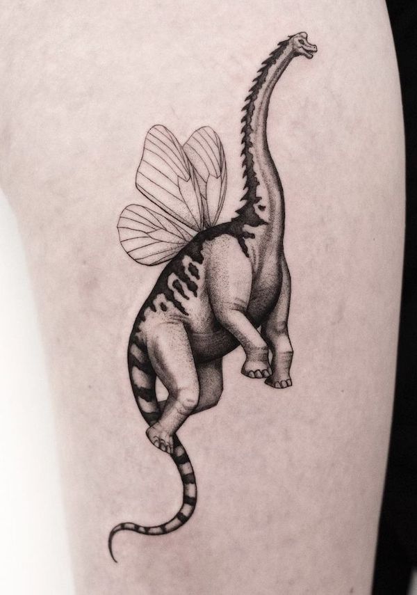 Tatuaggio Diplodocus con farfalla di @jimburgman