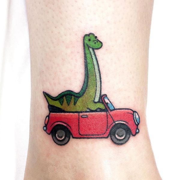Simpatico dinosauro dei cartoni animati che guida un'auto di @whitewhaleamsterdam