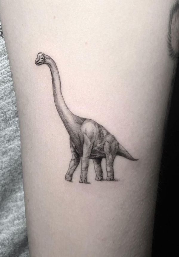 Tatuaggio realistico di brontosauro di @skylerespinoza