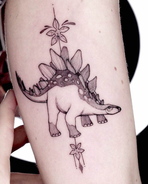 Stegosauro con treestar di @mariafernandeztattoo