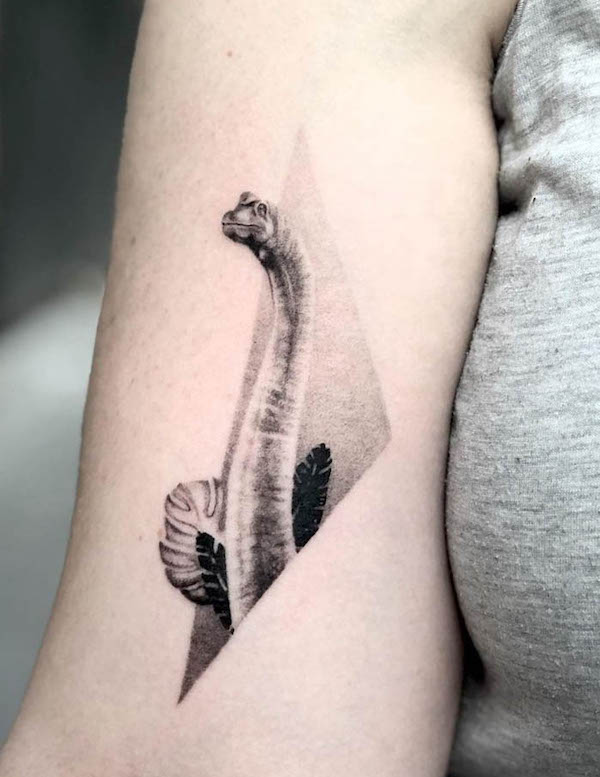 Tatuaggio geometrico di brachiosauro sul braccio di @gyorgyforis_