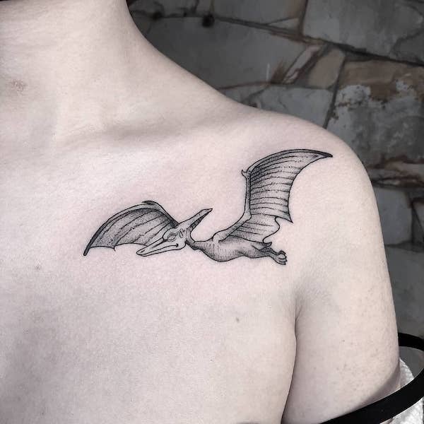 Tatuaggio sulla spalla di pterodattilo nero e grigio di @miguel.truman