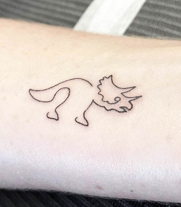 Piccolo tatuaggio astratto minimalista di Triceratops di @_vinz_