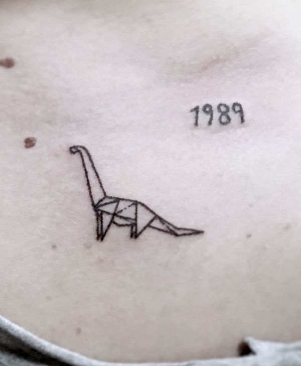 Tatuaggio di dinosauro geometrico Origami di @catexishandpoke