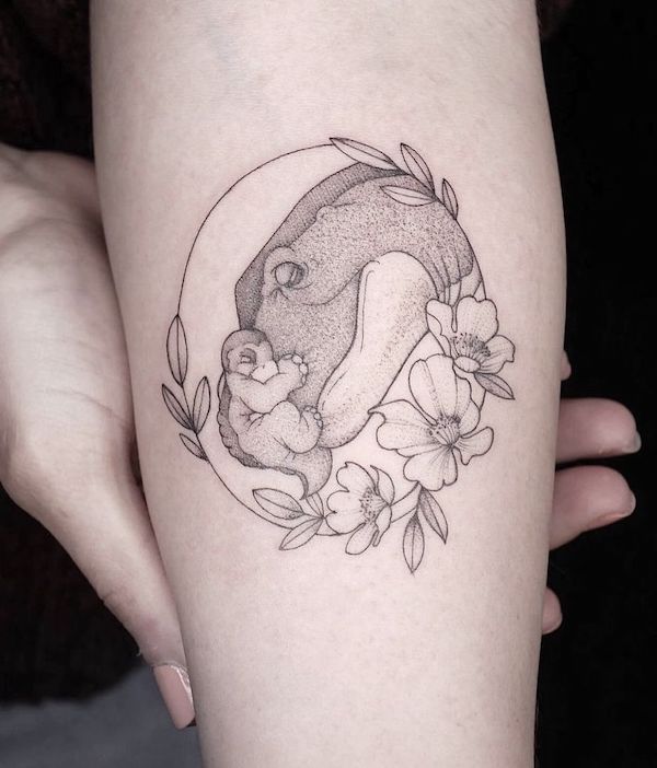 Bambino e madre dinosauro di @tattooculturemag