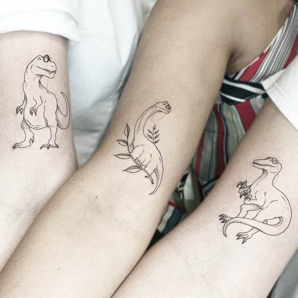 Tatuaggi di dinosauri abbinati per i migliori amici di @misart.tattoo