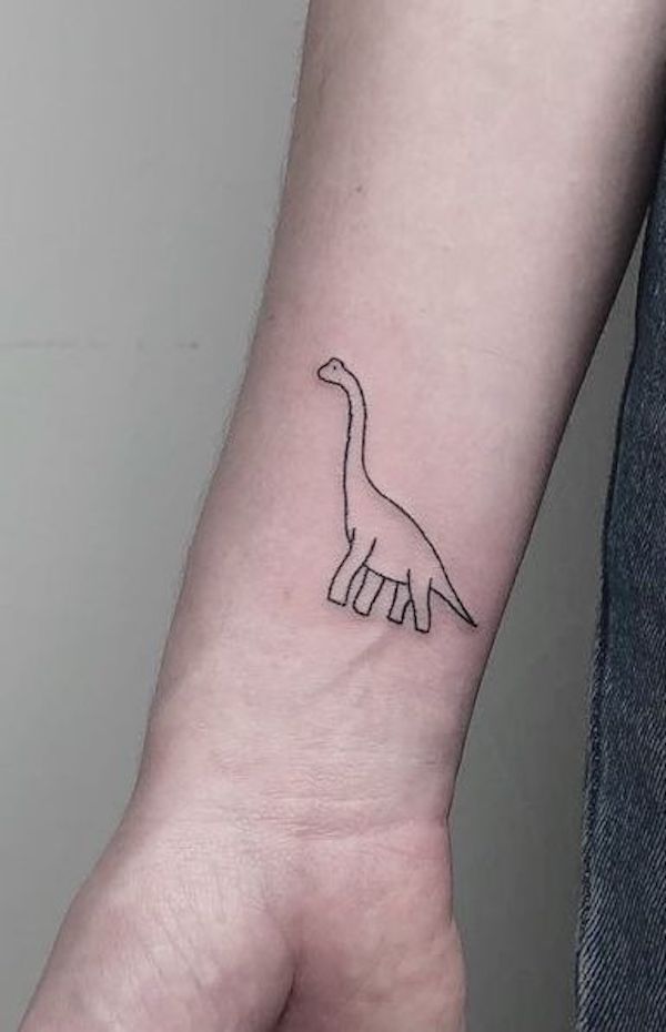 Tatuaggio minimalista del polso di Brachiosaurus di @handpokepaule