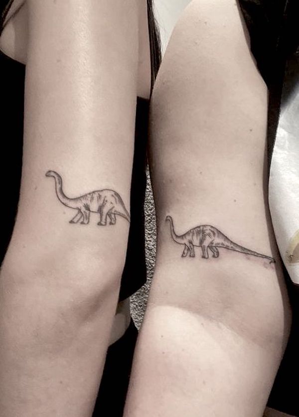 Tatuaggi di dinosauri abbinati per sorelle di @vanessamaypowell
