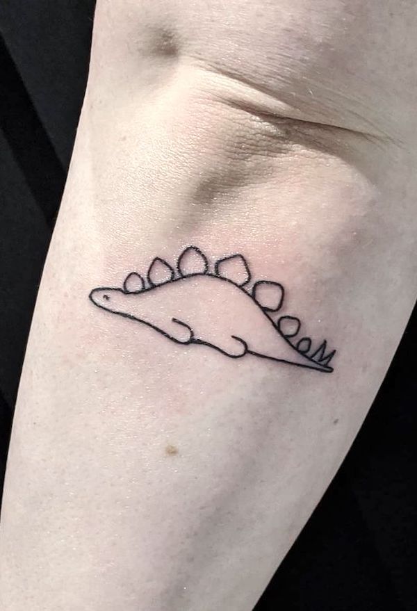 Il tatuaggio Stegosauro pigro di @blackfoxtattoos