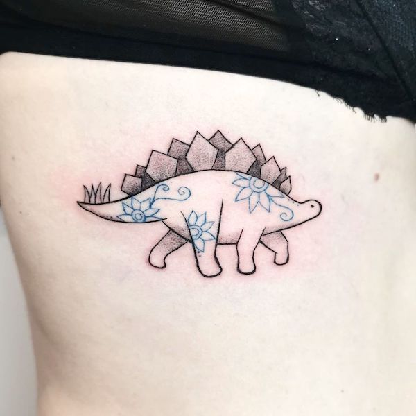 Elegante tatuaggio di stegosauro sulla gabbia toracica da @misspumpkin_tattoo
