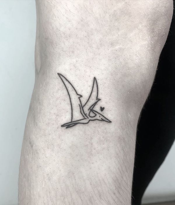 Sending love _ piccolo tatuaggio del braccio di pterodattilo di @nein666_tattoo