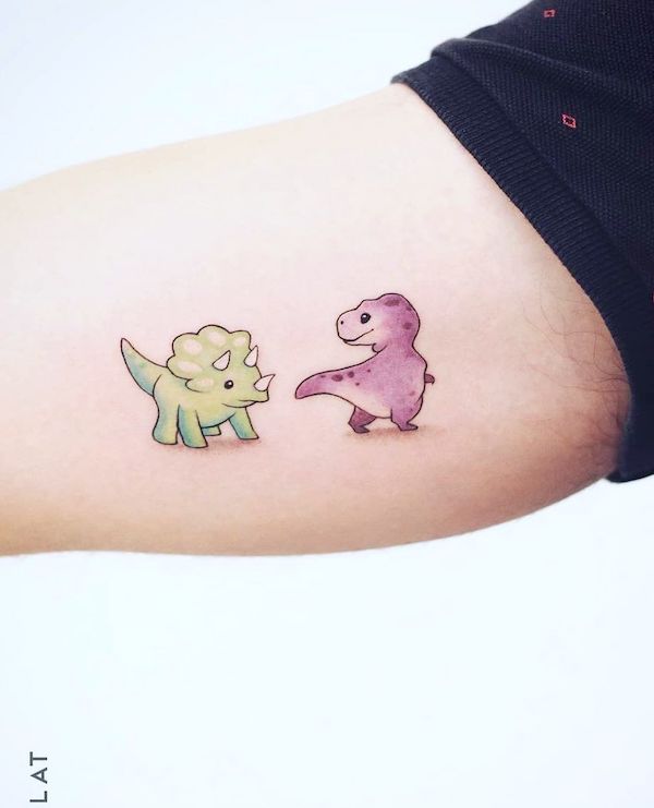 Piccolo Triceratopo e T-rex a fumetti tatuati da @juan_blat_tatuajes