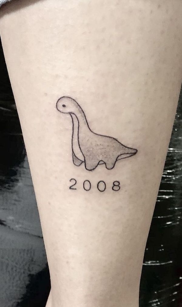 Piccolo dinosauro carino con anno di nascita di @primetatuajesbogota