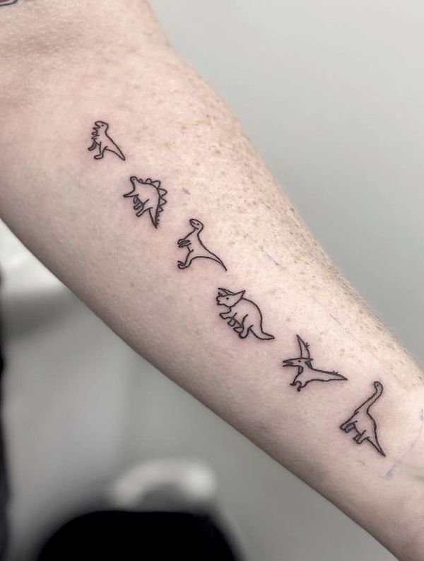 Piccoli simboli di dino di @amberwilliamstattoos