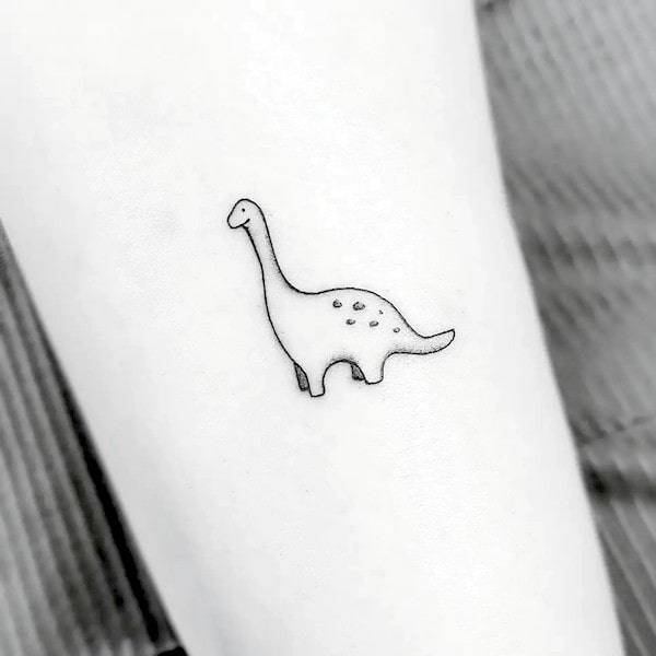 Tatuaggio semplice di un piccolo dinosauro da @tattoosbyina