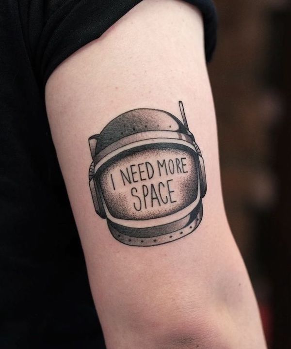 Un divertente tatuaggio a forma di gioco di parole per introversi di @rofostattoo